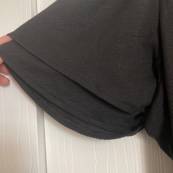 TERRA AND SKY black top with flutter sleeves - Picture 3 of 5